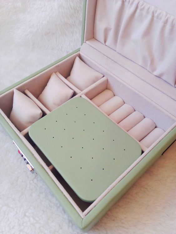 داخل جعبه جواهرات با رنگ سبز ماچا