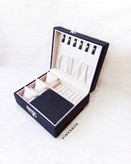 داخل جعبه جواهرات با قفل رمز دار مشکی نمای بالا