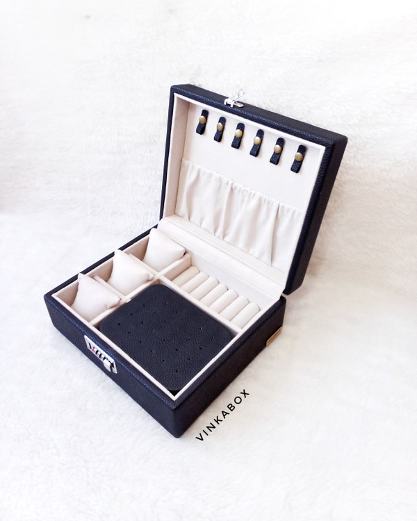 داخل جعبه جواهرات با قفل رمز دار مشکی نمای بالا